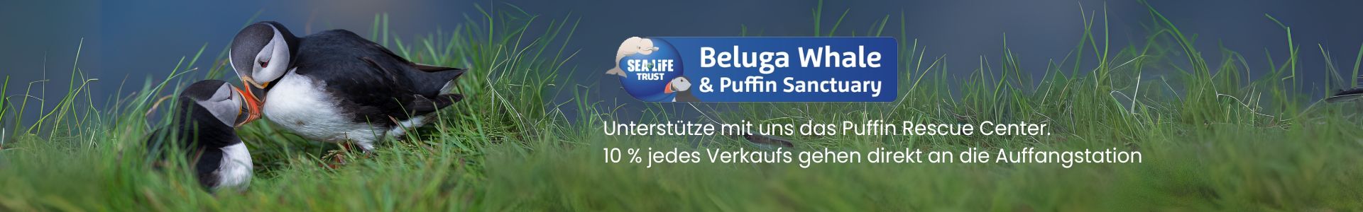 Zwei Puffins miteinander Aufschrift "Beluga Whale & Puffin Sanctuary- Unterstütze mit uns das Puffin Rescue Center. 10% jedes Verkaufs gehen direkt an die Auffangstation"