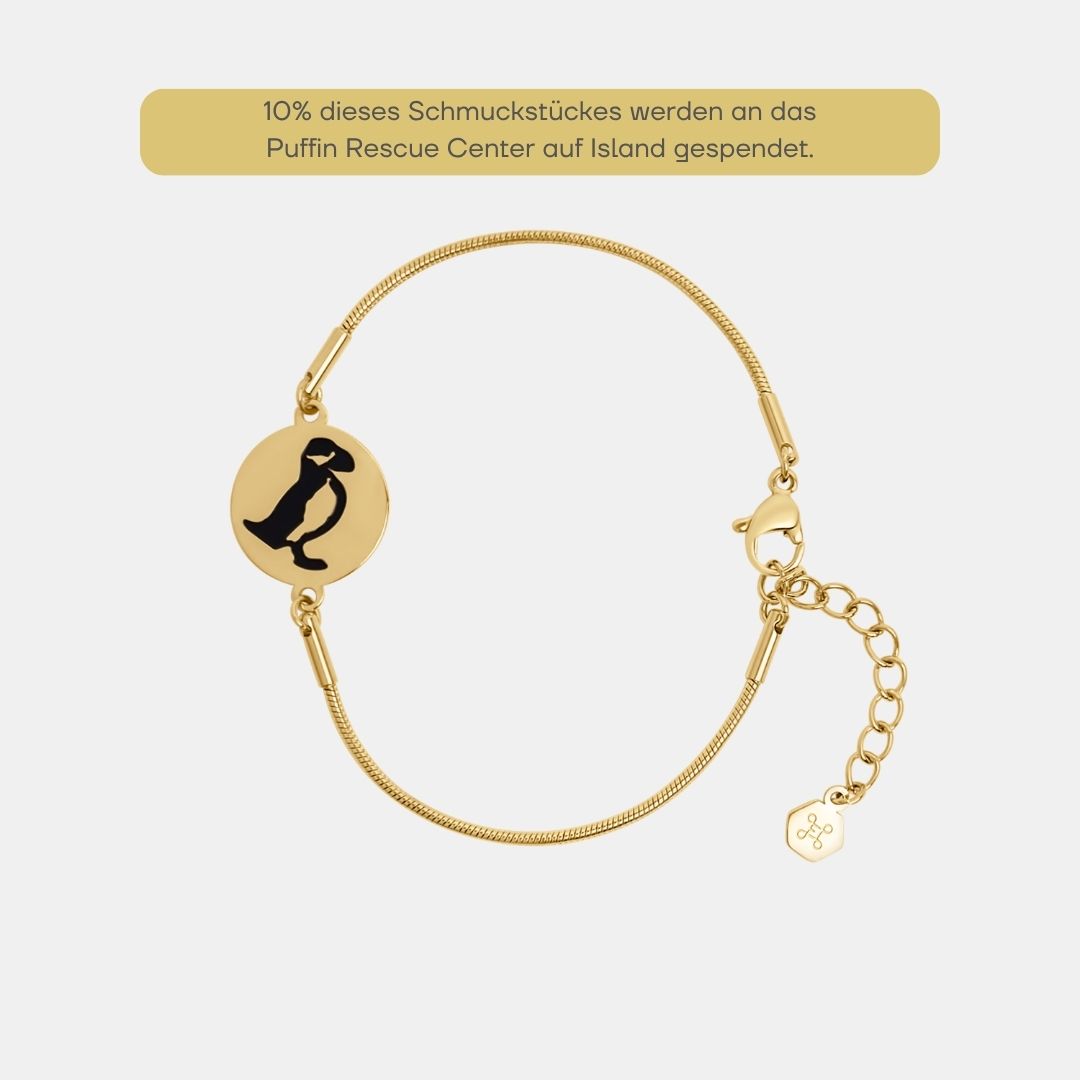 10% der Einnahmen werden an Puffin Rescue Center gespendet, goldenes Armband mit rundem Anhänger und eingestanztem Puffin