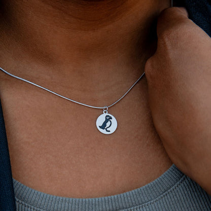 Silber Halskette mit rundem Anhänger und Puffin eingestanzt